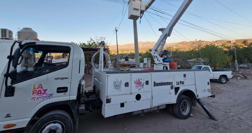 Rehabilitan más de 100 luminarias en distintos puntos de La Paz