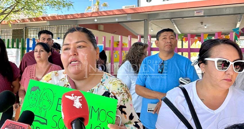 Toman padres de familia primaria Francisco Cota Moreno por fallas eléctricas