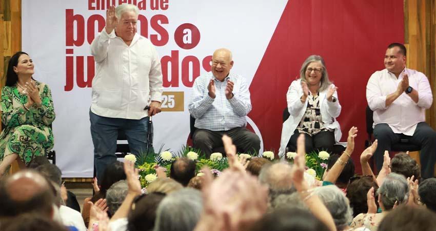 Entrega gobernador Castro Cosío bono a personal jubilado de la Secretaría de Salud