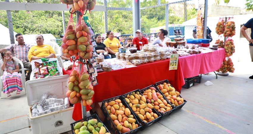 Impulsa Milena Quiroga tradiciones y economía local durante la Feria del Mango en San Bartolo