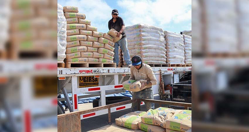 Inicia la tercera etapa de entrega de tinacos y cemento en zona pacífico norte en Mulegé