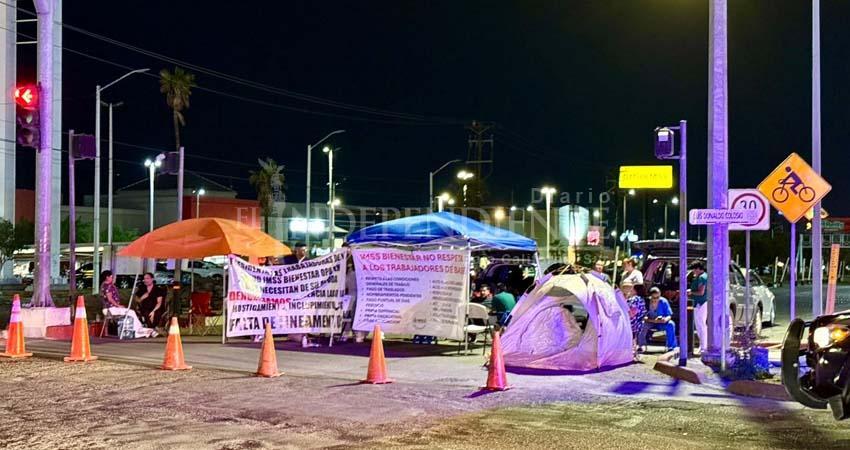 “Hasta ser escuchados”; trabajadores de la salud mantendrán el bloqueo durante la noche
