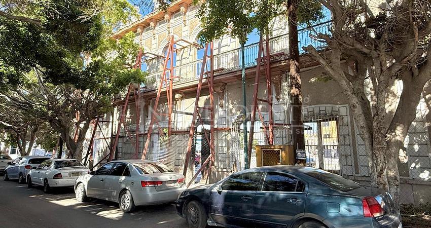 Gestiona Ayuntamiento de La Paz retiro parcial de la fachada de La Perla de La Paz