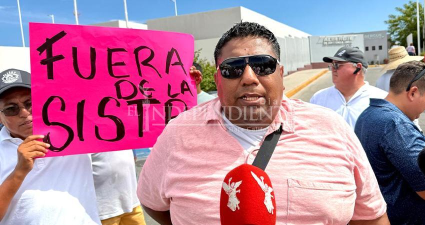 Protestan transportistas turísticos durante visita de Sheinbaum a La Paz