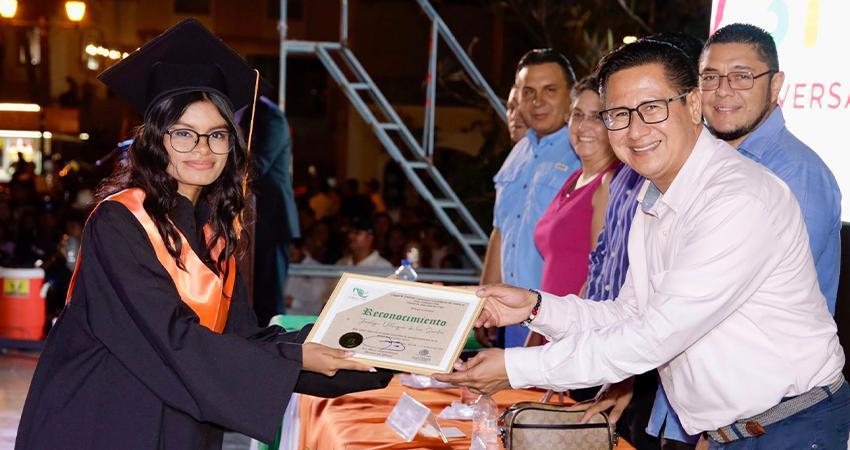 Se gradúan más de 2 mil alumnas y alumnos del CECyTE de BCS