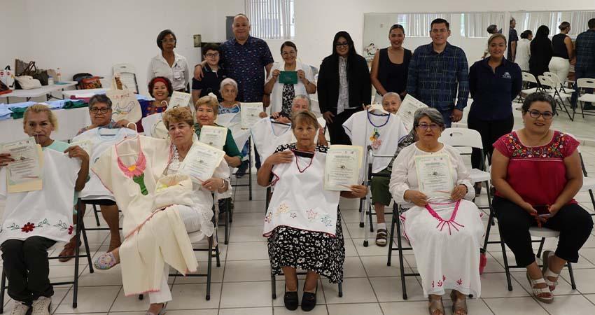 Clausuran curso dirigido a adultos mayores de la Casa de Día del SEDIF