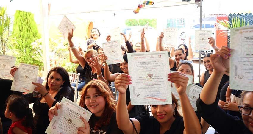 Concluyen más de 50 mujeres de la colonia Olas Altas y Calafia curso de aplicación de uñas