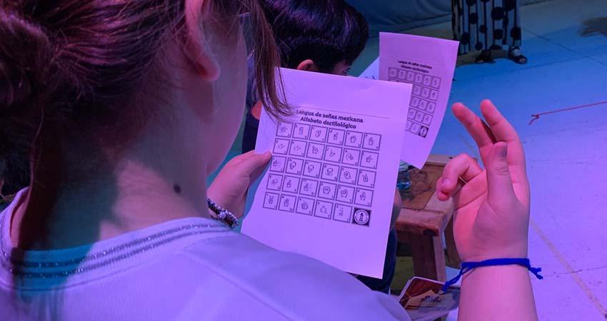 Niñas y niños aprenden Lengua de Señas Mexicana en taller de verano