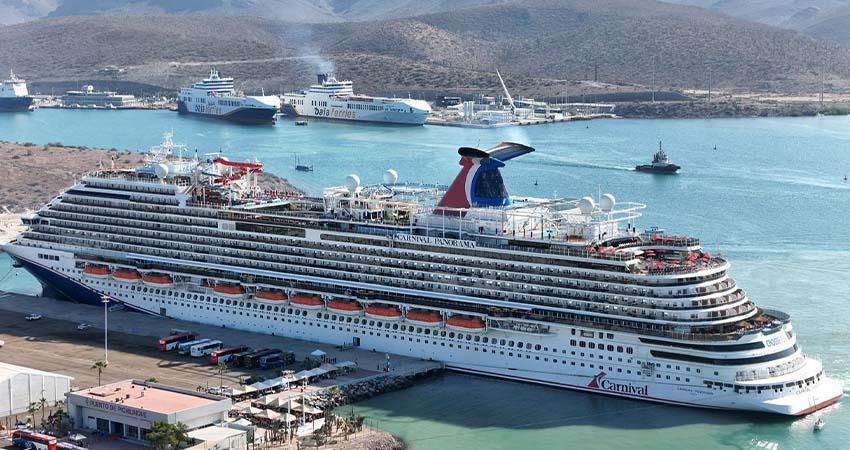 Arriba al Puerto de Pichilingue el crucero Carnival Panorama