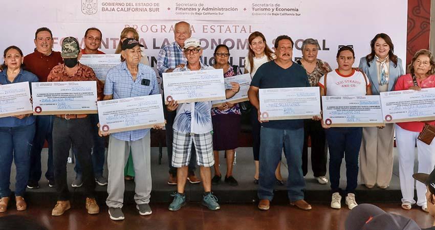 Gobierno estatal entrega de apoyos a emprendedoras y emprendedores paceños