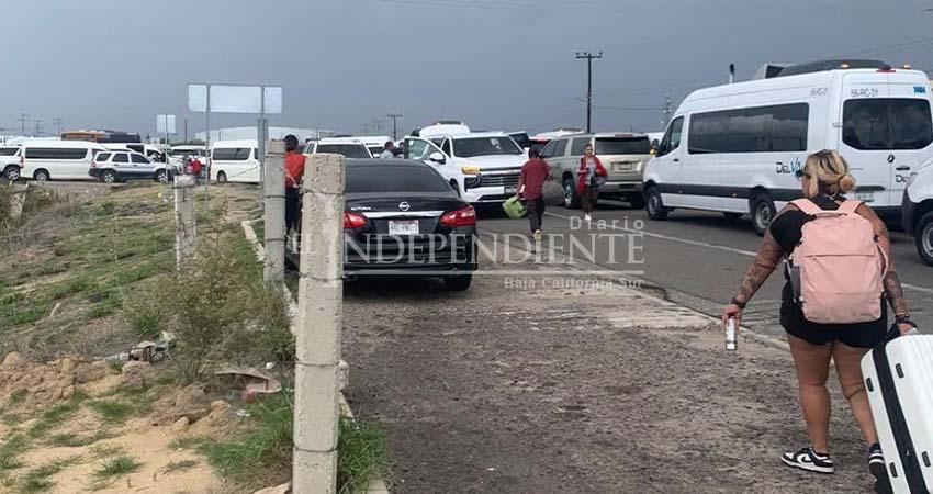 Bloquean transportistas Aeropuerto Los Cabos; IP reprueba afectación al turismo