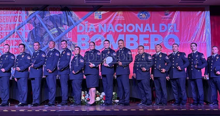 Celebran Día de Bomberos en San José del Cabo con donación de pipa