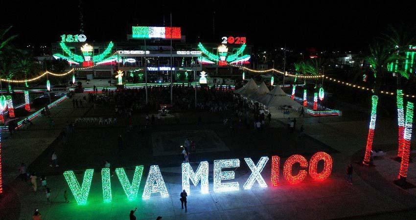 Adornan con colores patrios la Plaza de la Reforma de Gobierno BCS