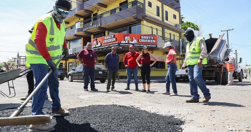 Supervisa Milena Quiroga trabajos de bacheo en el municipio de La Paz