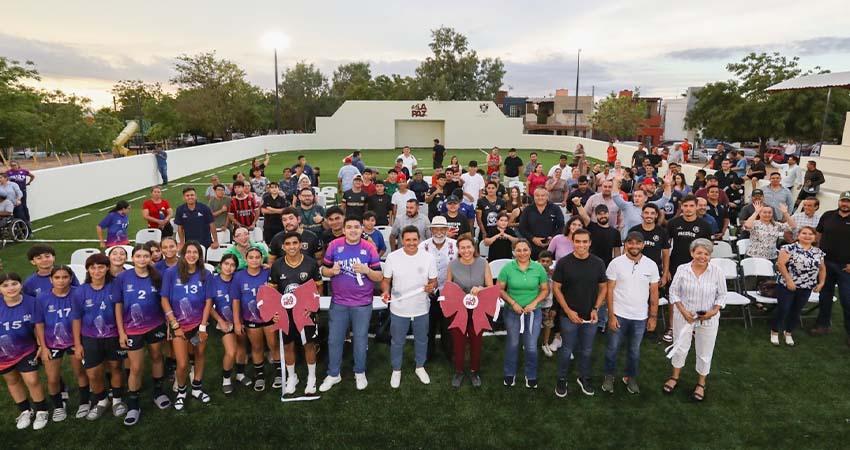 Inaugura la alcaldesa de La Paz, la rehabilitación del campo deportivo San Carlos