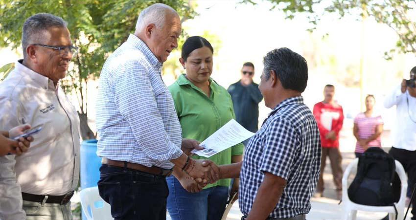 Entrega el gobernador Castro Cosío apoyos a productores lecheros de Comondú