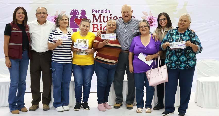 Entrega el gobernador Castro Cosío tarjetas de la Pensión Mujeres Bienestar