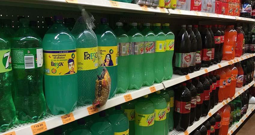 Organizaciones piden alza de 7 pesos por litro a refrescos
