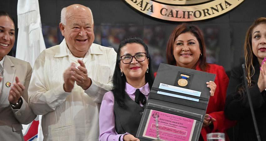 Entrega Congreso de BCS presea María Dionisia Villarino a Martha Reyes Becerril