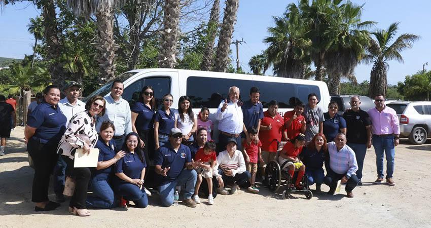 Gobernador Castro Cosío entrega un vehículo al CAM de Todos Santos en apoyo a jóvenes estudiantes