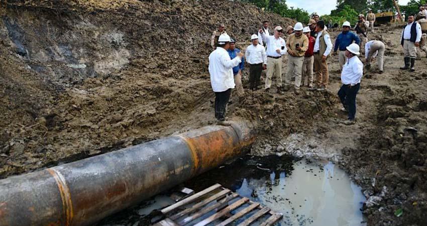 Pemex recupera más de 1.6 millones de litros de crudo tras fuga en el río Pantepec
