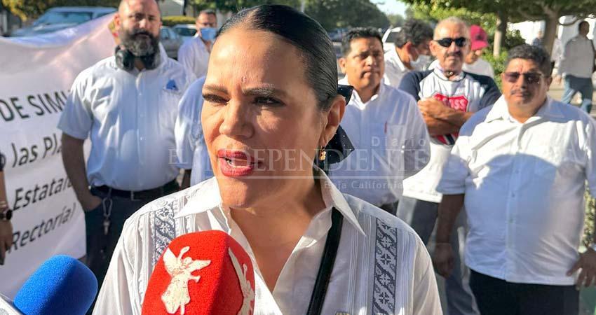 Protestan trabajadores de Salud en BCS: exigen restitución de 180 plazas; desmienten abasto de insumos