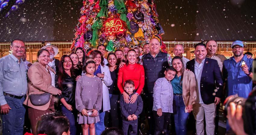 Enciende la alcaldesa de La Paz las luces de navidad de la ciudad