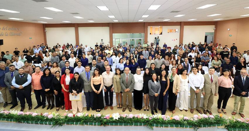 UABCS entrega 279 títulos y grados académicos en ceremonia oficial