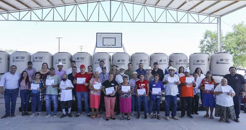 Continúa Ayuntamiento de La Paz con la entrega de tinacos a familias de escasos recursos