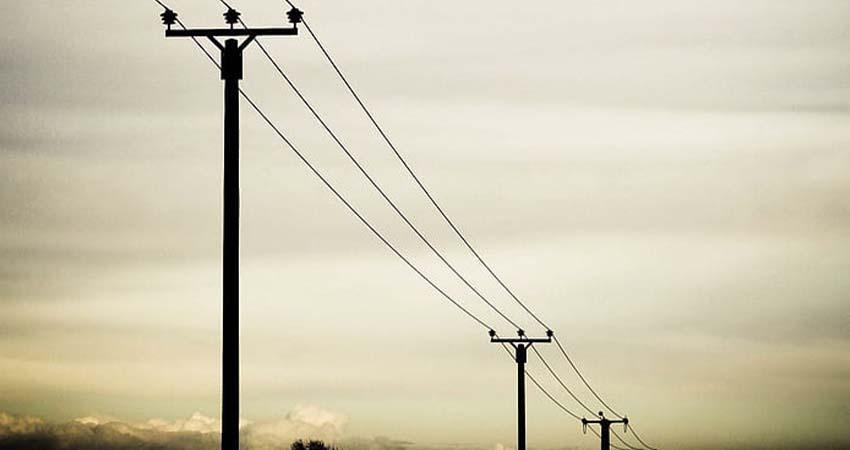 Confirma Milena Quiroga suspensión de la obra de electrificación en Puerto Chale