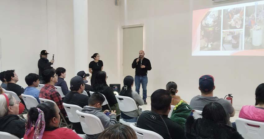 Capacitan a comerciantes del Carnaval La Paz 2026 sobre el manejo de residuos