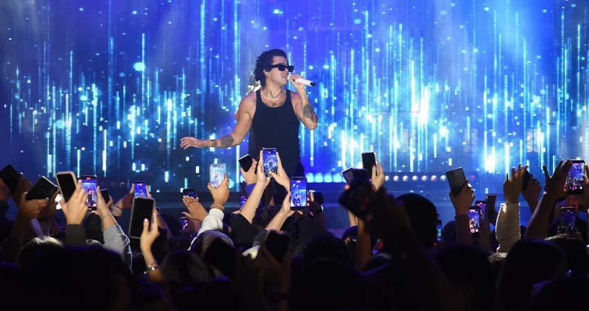 Mario Bautista conquista al público paceño en el escenario Juvenil del Carnaval