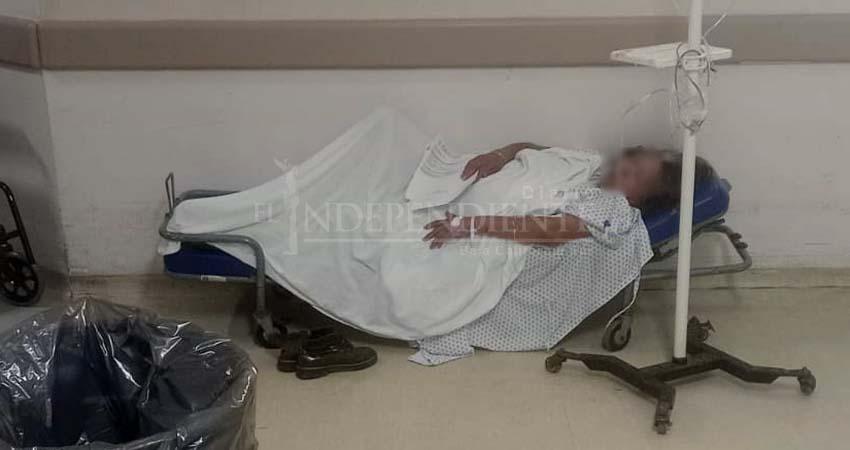 Pacientes esperan en pasillos del Hospital Salvatierra por falta de camas