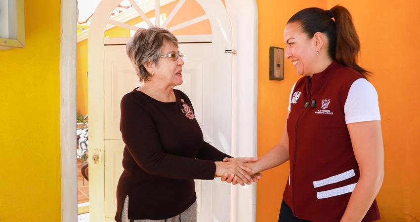 Milena Quiroga recorre la colonia Guaycura para corroborar el suministro de agua potable