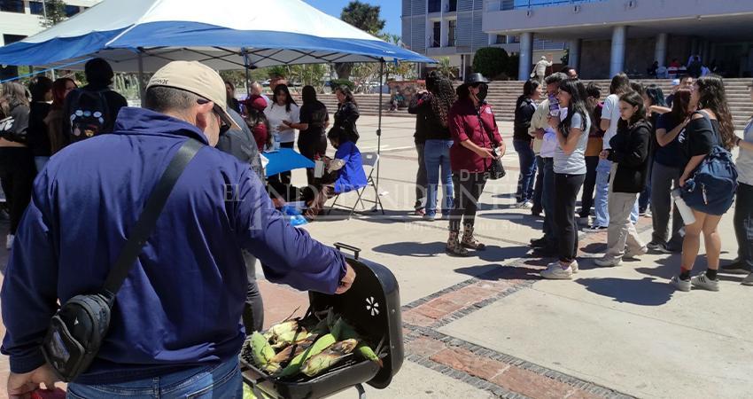 Sindicato de la Prepa Morelos protesta con “elotiza” frente a Palacio de Gobierno