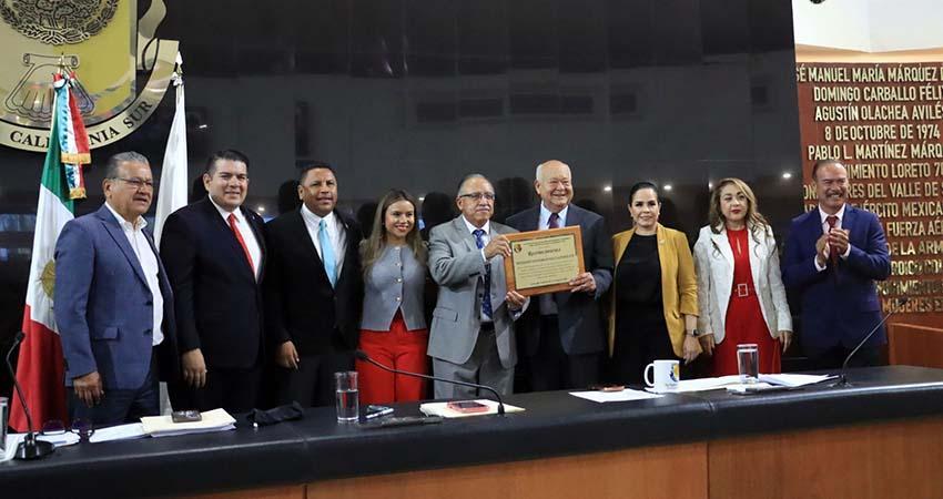 Inscriben el nombre de la UABCS con letras doradas en el Muro de Honor del Congreso del Estado