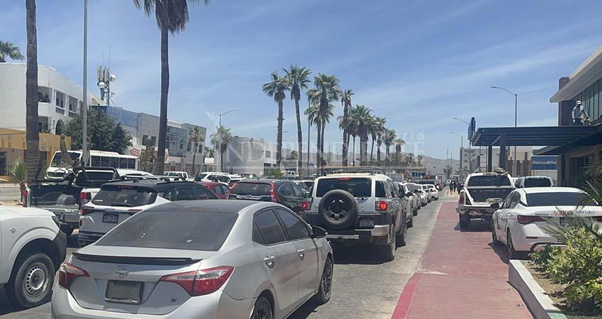 Transportistas turísticos en Los Cabos denuncian abusos en operativos; vehículos retenidos la causa del bloqueo