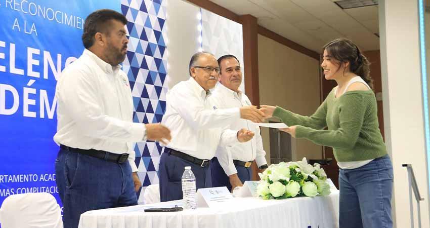 Reconoce UABCS a estudiantes con mejores promedios del Departamento Académico de Sistemas Computacionales