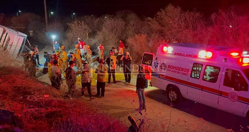 Tres personas sin vida y 17 resultan lesionadas, tras choque entre autobús y automóvil en Santa Anita