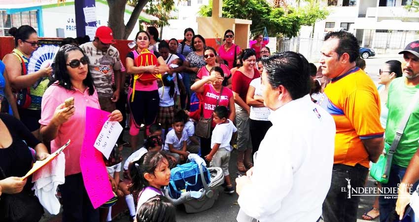 Padres de familia cierran jardín de niños Marcelo Rubio Ruiz 