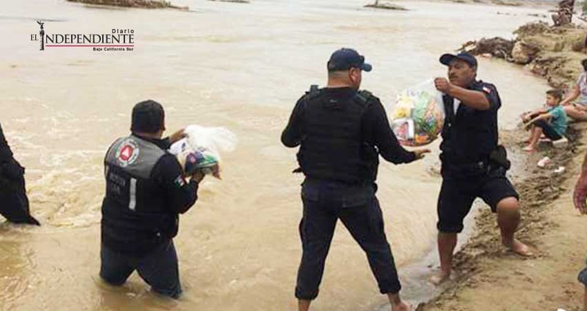 Forman cadena humana para llevar víveres a habitantes del poblado Santa Catarina 