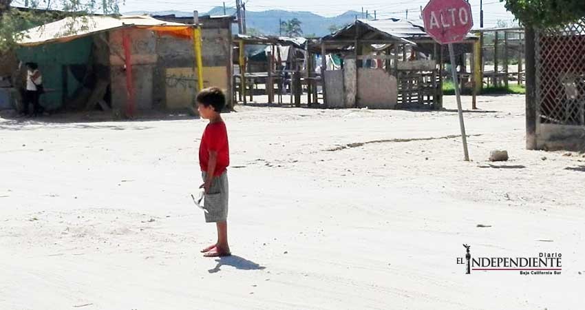 En el predio La Ballena en San José del Cabo (SJC), niños tapan baches a cambio de una moneda