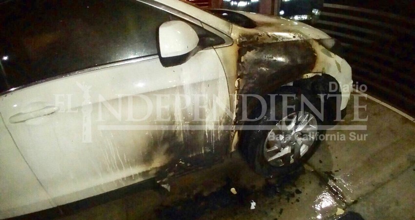 Queman el carro de la directora del Instituto Sudcaliforniano de la Mujer