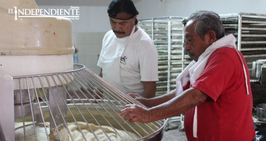 Don Pila y sus tradicionales roscas, las favoritas de los cabeños 