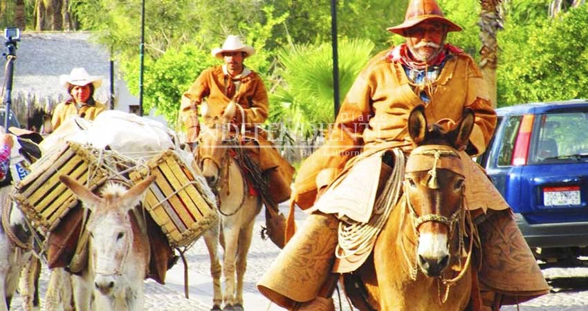 Rancheros atraviesan Sierra de la Giganta; recuerdan traslado de mercancías 