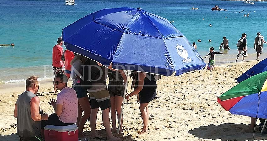 “Hace negocio” el Ayto de Los Cabos con sombrillas de Zofemat en playas de CSL