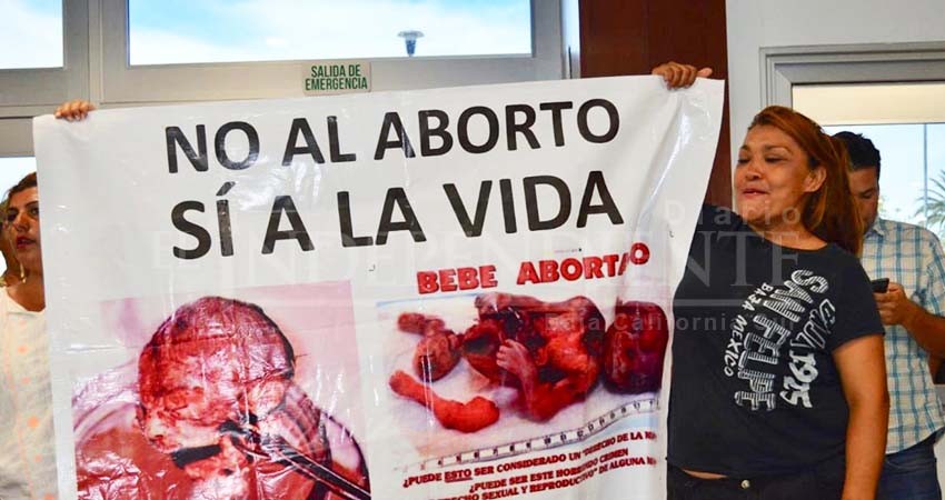 ¡No queremos sexo anal!... manifestantes revientan sesión de Congreso con mantas explicitas sobre sexo y abortos