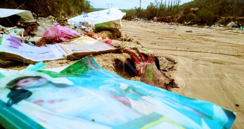 Enorme cantidad de basura fue arrastra por la lluvia que dejó “Ivo”