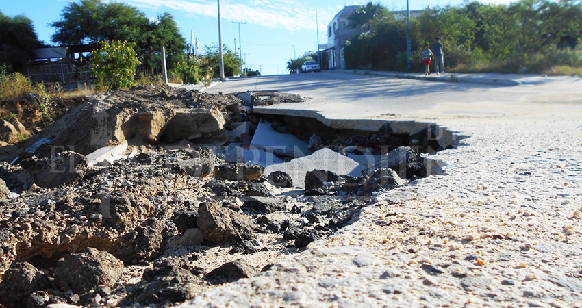 En riesgo automovilistas y peatones  por  socavones  y calles colapsadas