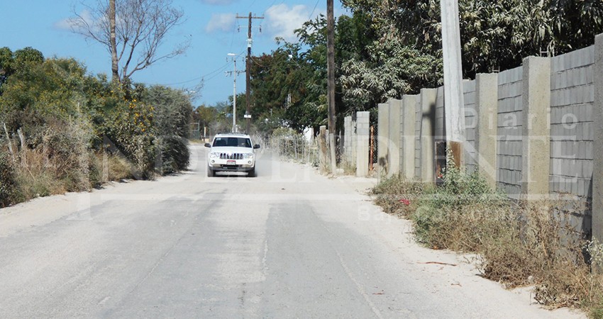 Acceso a comunidad de Catarina, con más de 20 años sin obras de reencarpetado  